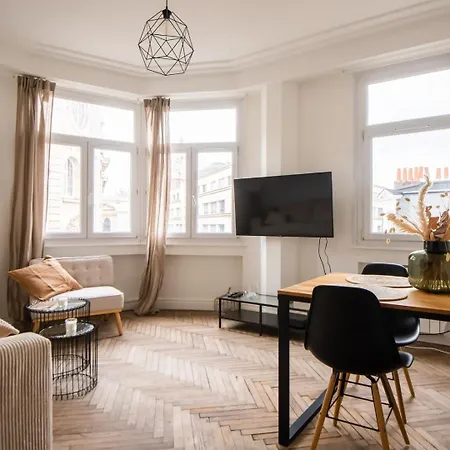 Amazing Renovated In The City-center 릴