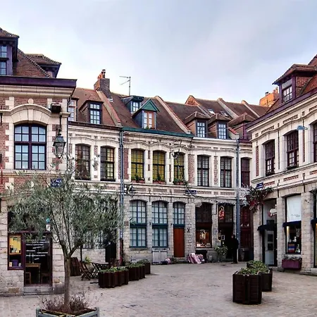 Amazing Renovated In The City-center 아파트 *