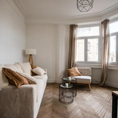Amazing Renovated In The City-center 아파트 *